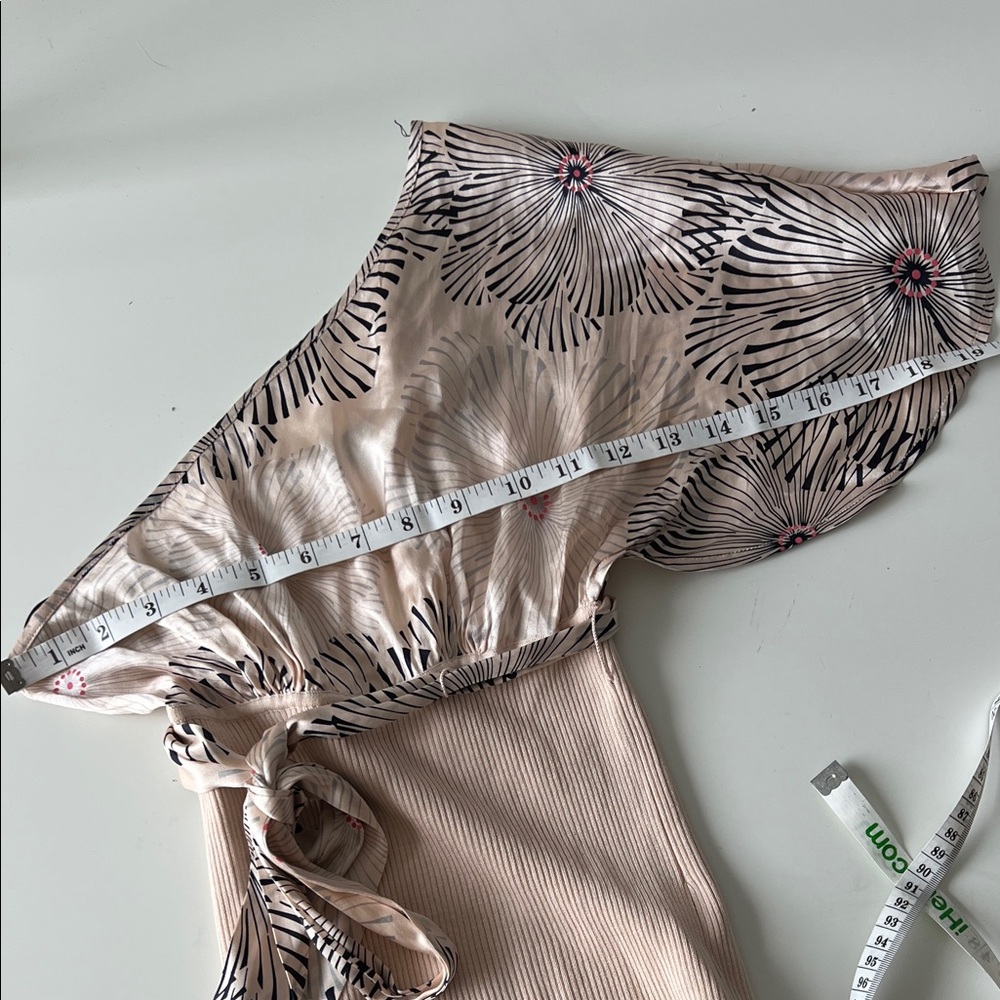 bebe One-Shoulder SILK Beige pink Top with Black Print XS - Picture 6 of 6